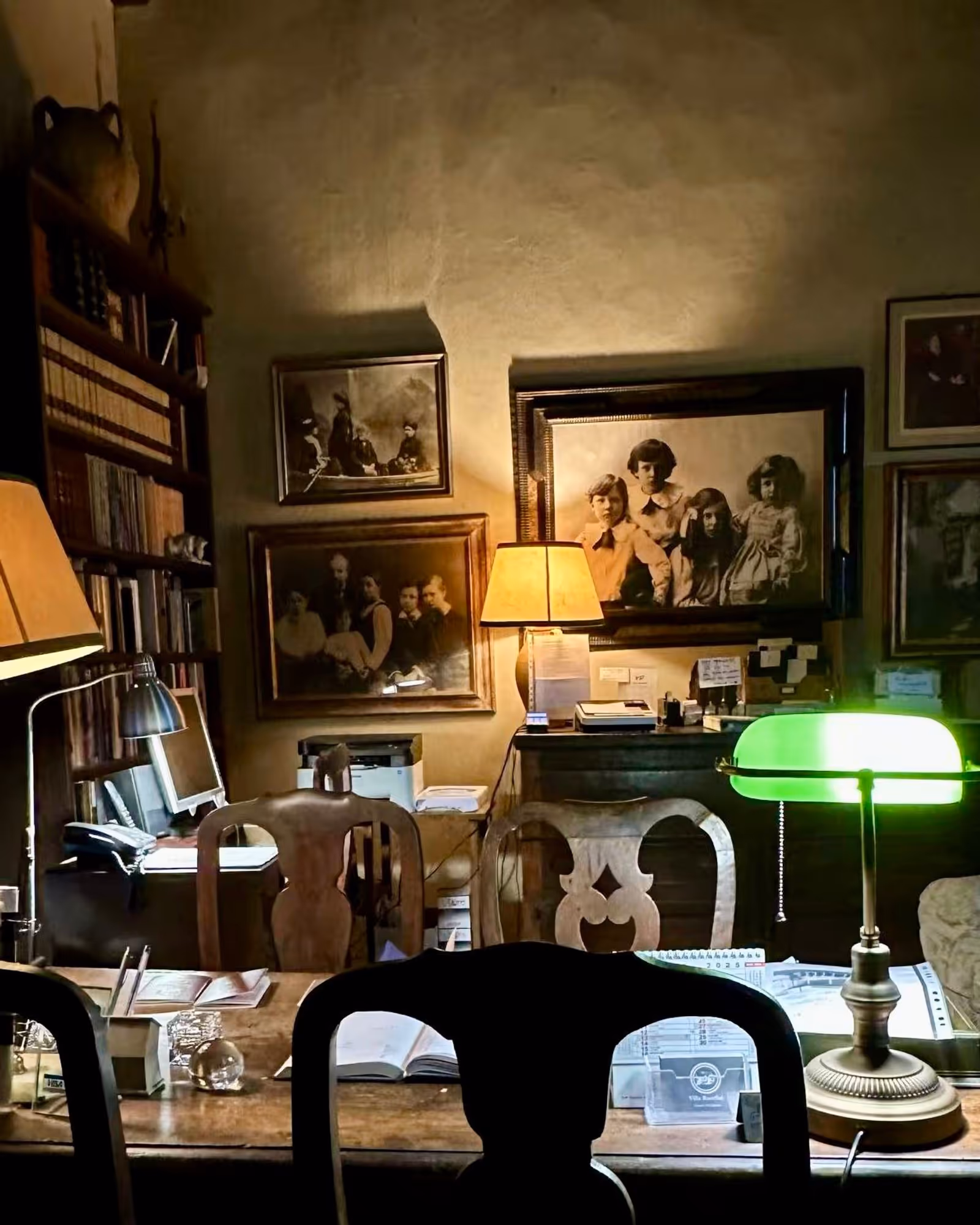 接待室（挂满了家族成员的照片），吕澎摄，20225.04.14