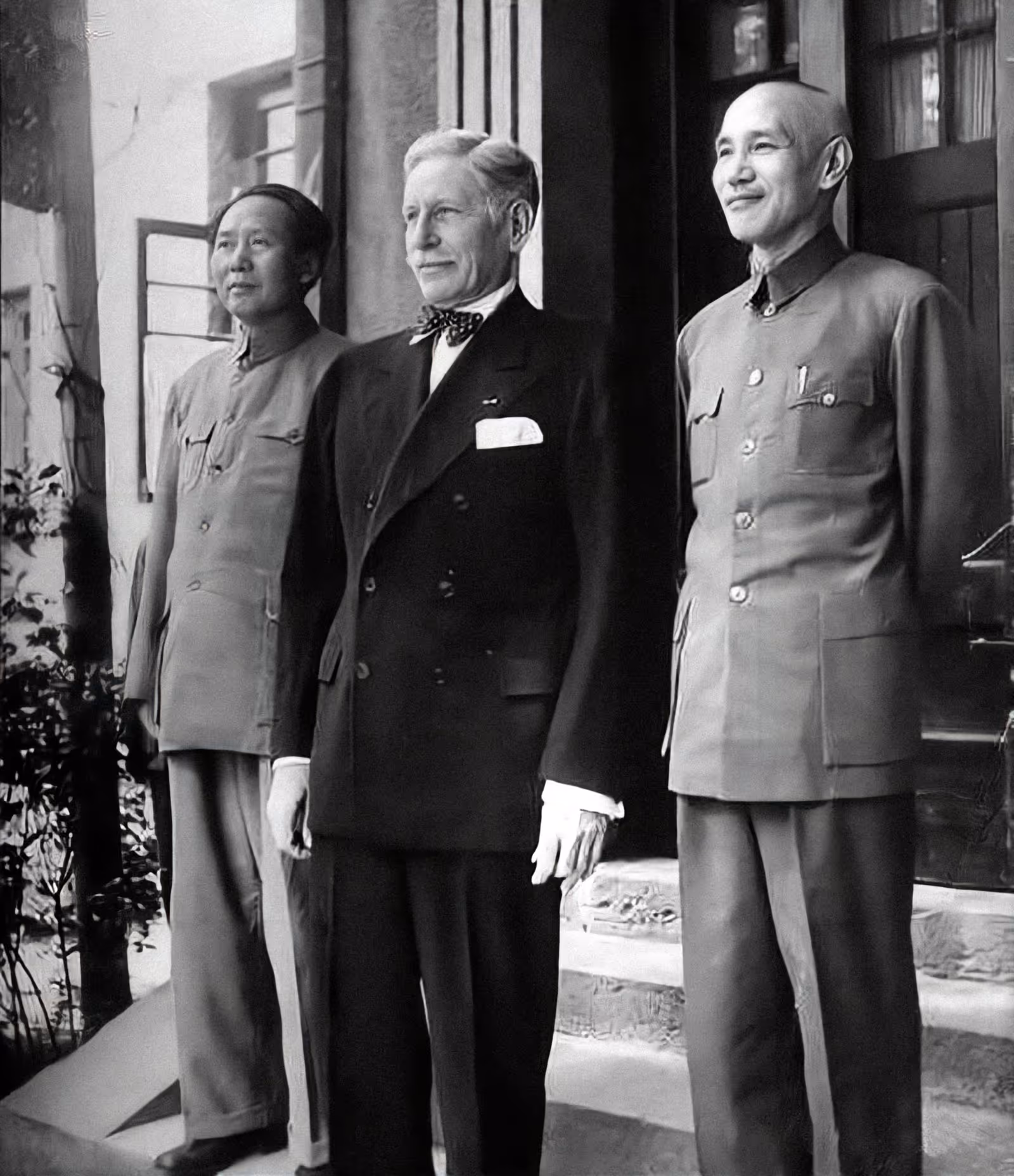 1945 年，毛泽东、帕特里克·赫尔利和蒋介石在重庆参加国民党与共产党的谈判