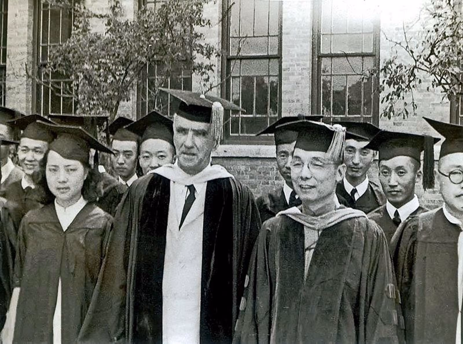 1947年 燕京大学校长约翰·莱顿·斯图亚特（John Leighton Stuart）与师生合影。