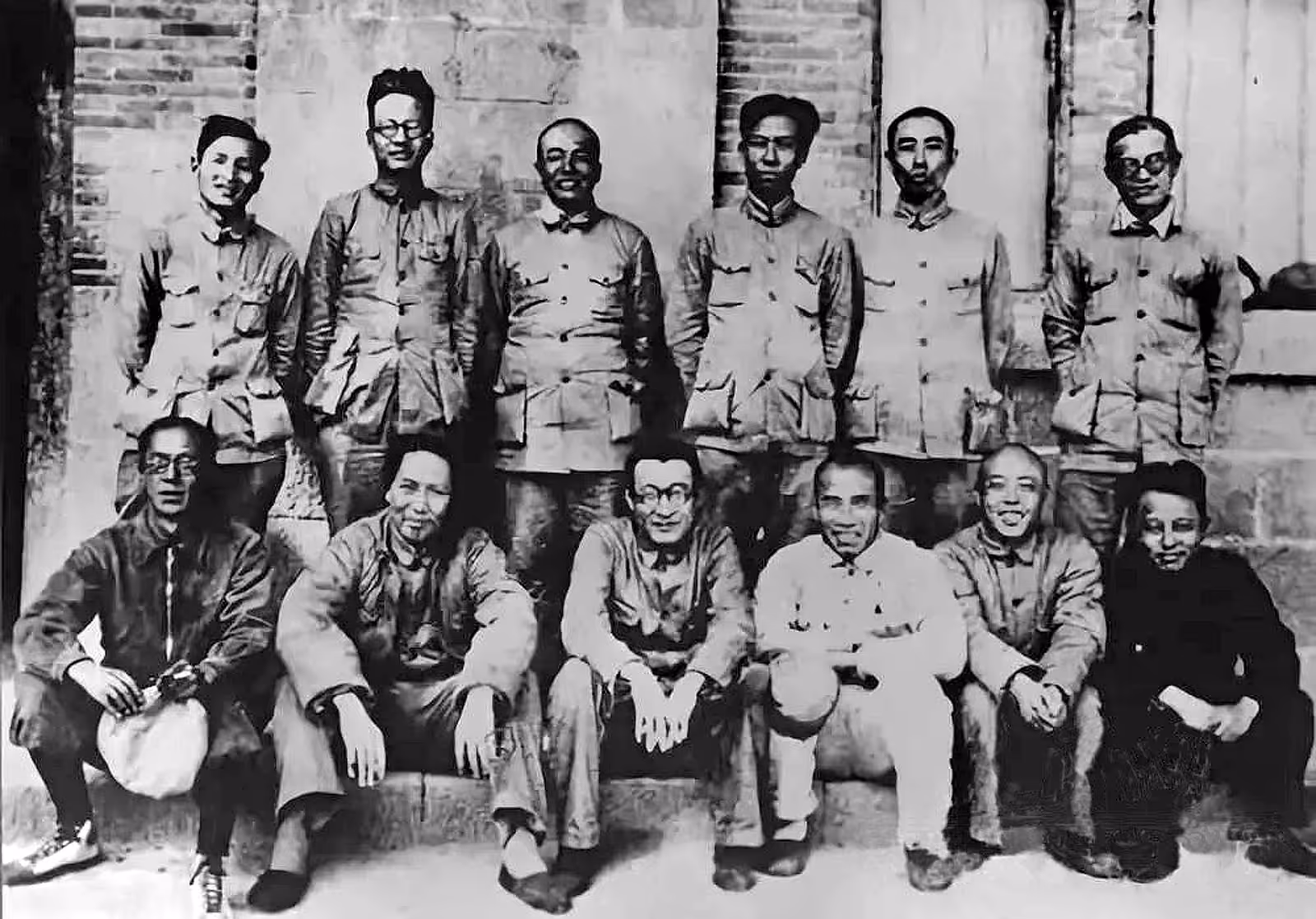 1938 年在桥儿沟召开的中共六届六中全会> 前排（左起）为康生、毛泽东、王稼祥、朱德、项英、王明，后排为陈云、博古、彭德怀、刘少奇、周恩来、张闻天。