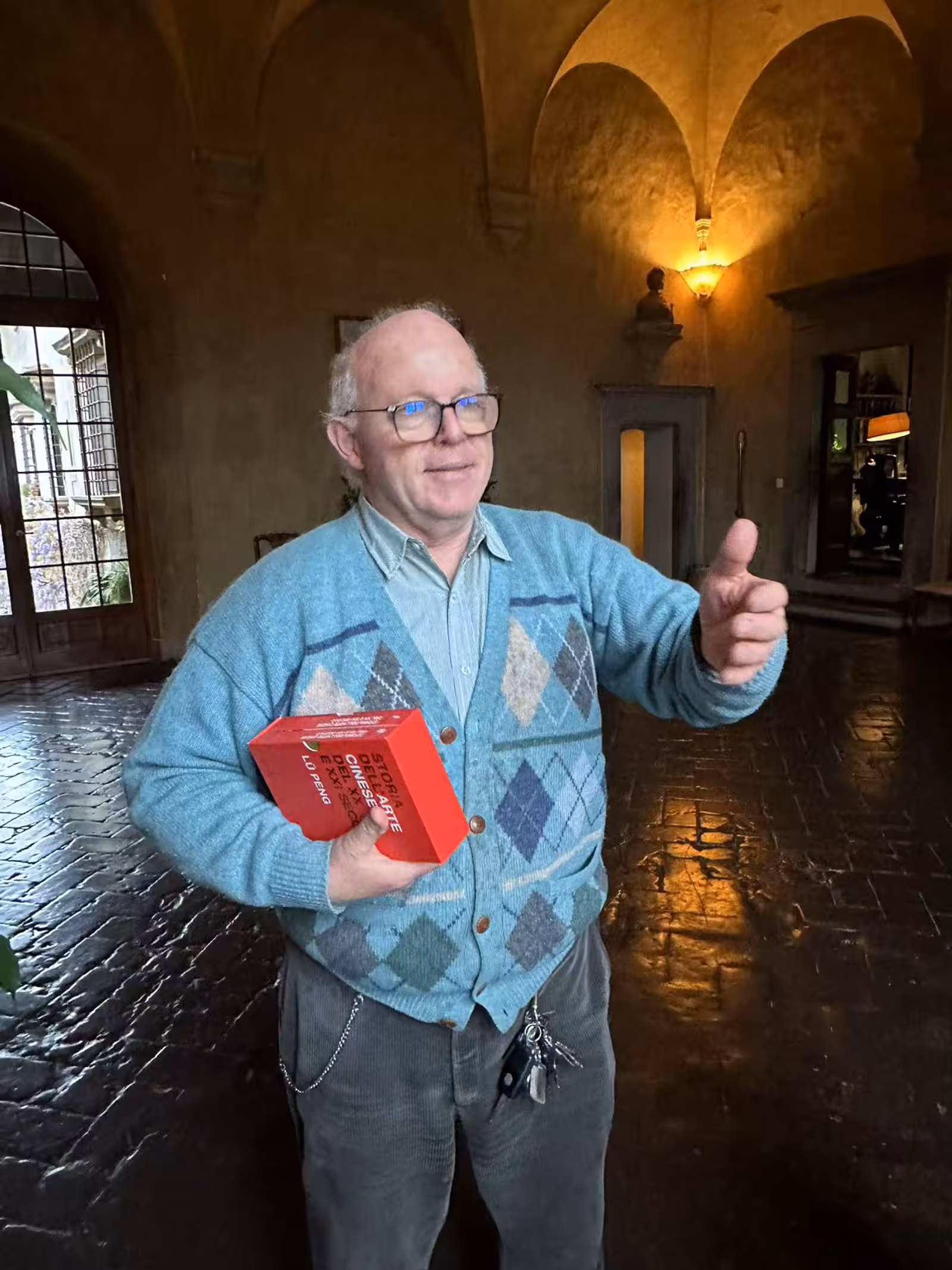 乔瓦尼（Giovanni）拿着吕澎教授赠书《20世纪中国艺术史》（意大利语），吕澎摄，20225.04.14