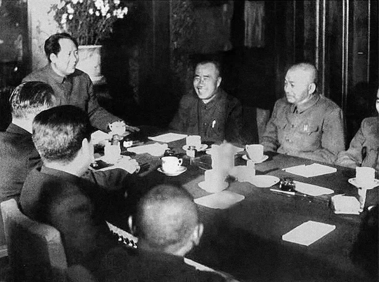 1950年中共中央在中南海讨论出兵援助朝鲜。