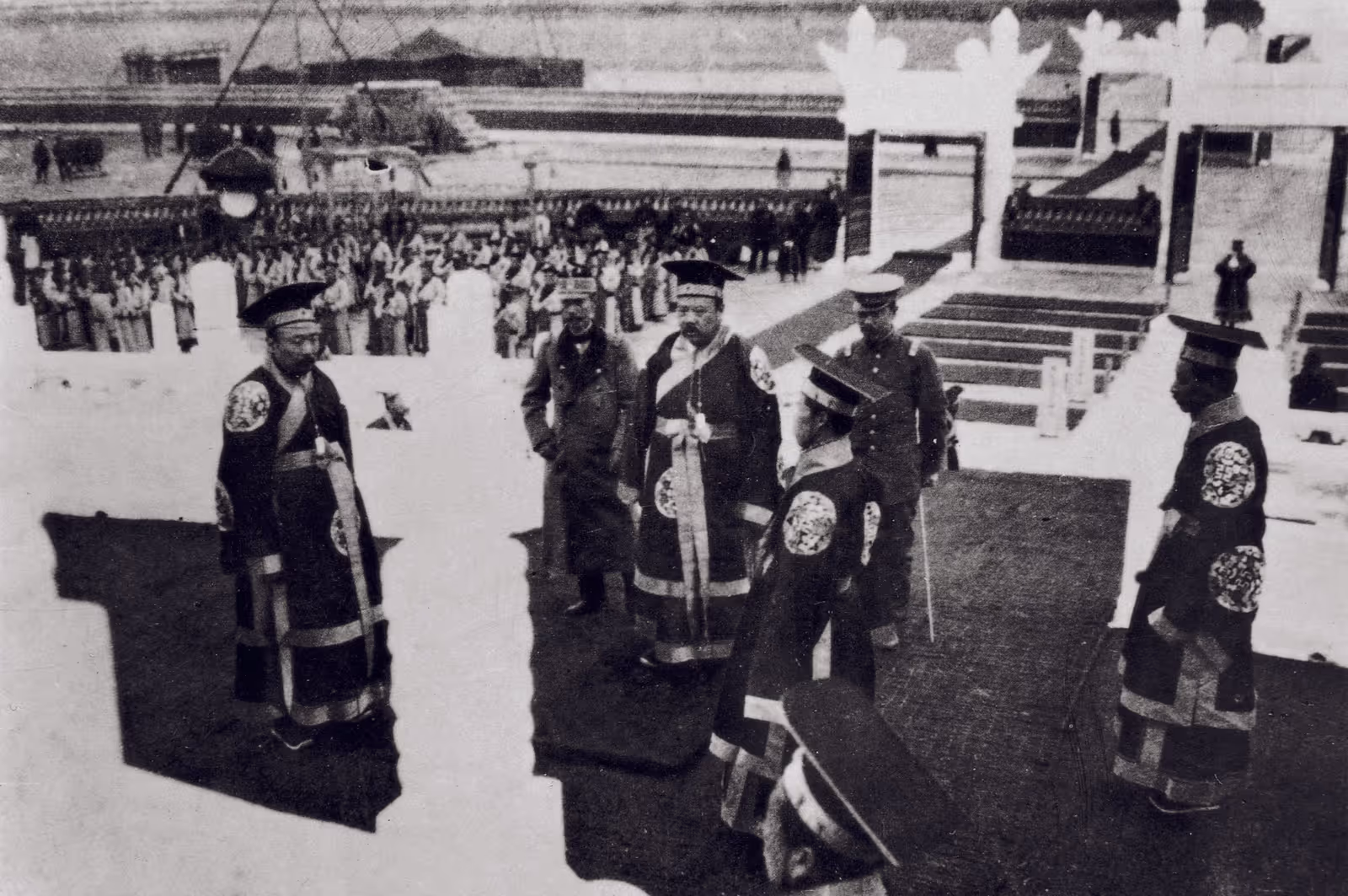 1915 年 12 月 11 日，袁世凯（左三）称帝后在天坛祭拜