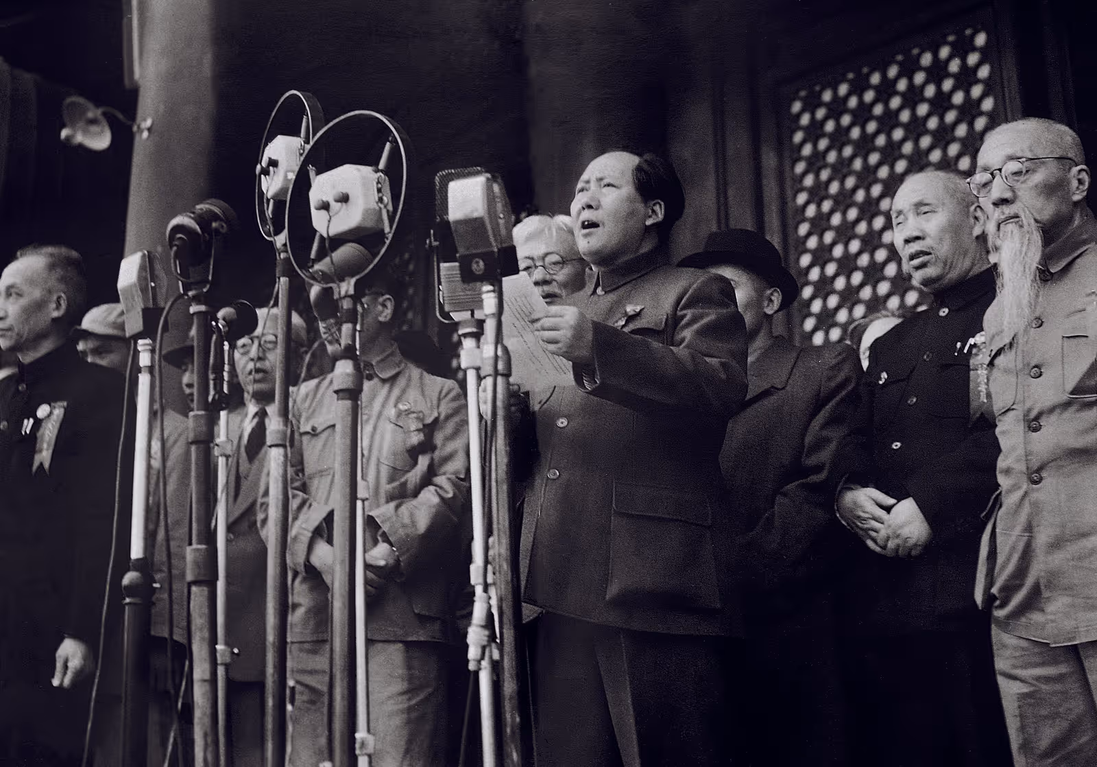 1949年在北京天安门广场举行仪式，庆祝中华人民共和国成立