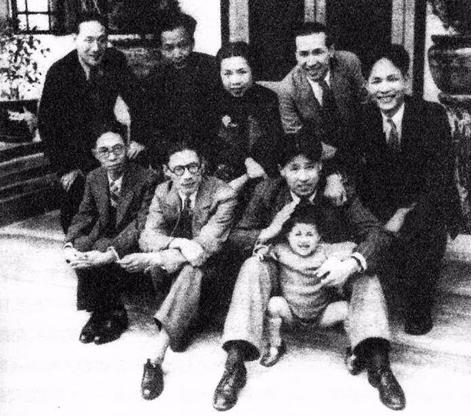 拍摄于 1938 年 3 月 29 日的著名文化人士照片。前排（左起）为茅盾、夏衍和廖承志，后排（左起）为潘汉年、王福全、郁风、叶文锦和司徒慧敏。