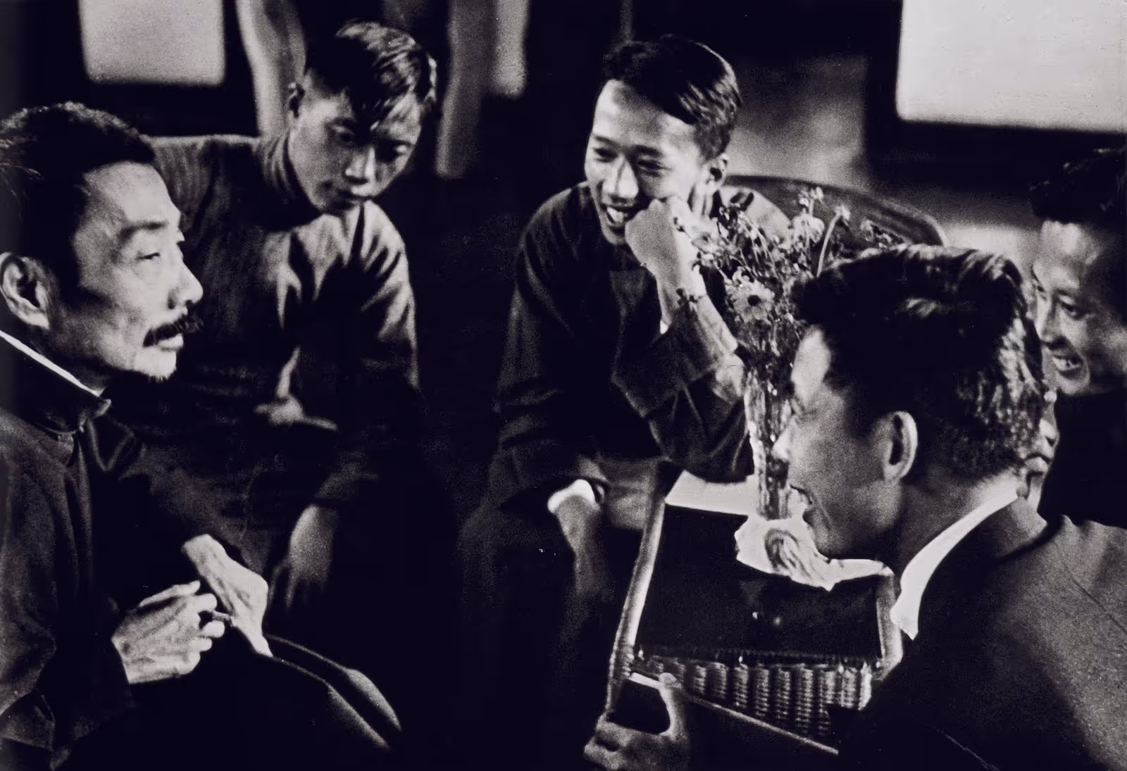 1936年，沙飞拍摄的鲁迅与青年木刻画家的合影：（左起）林纾、曹白、白薇、陈烟桥