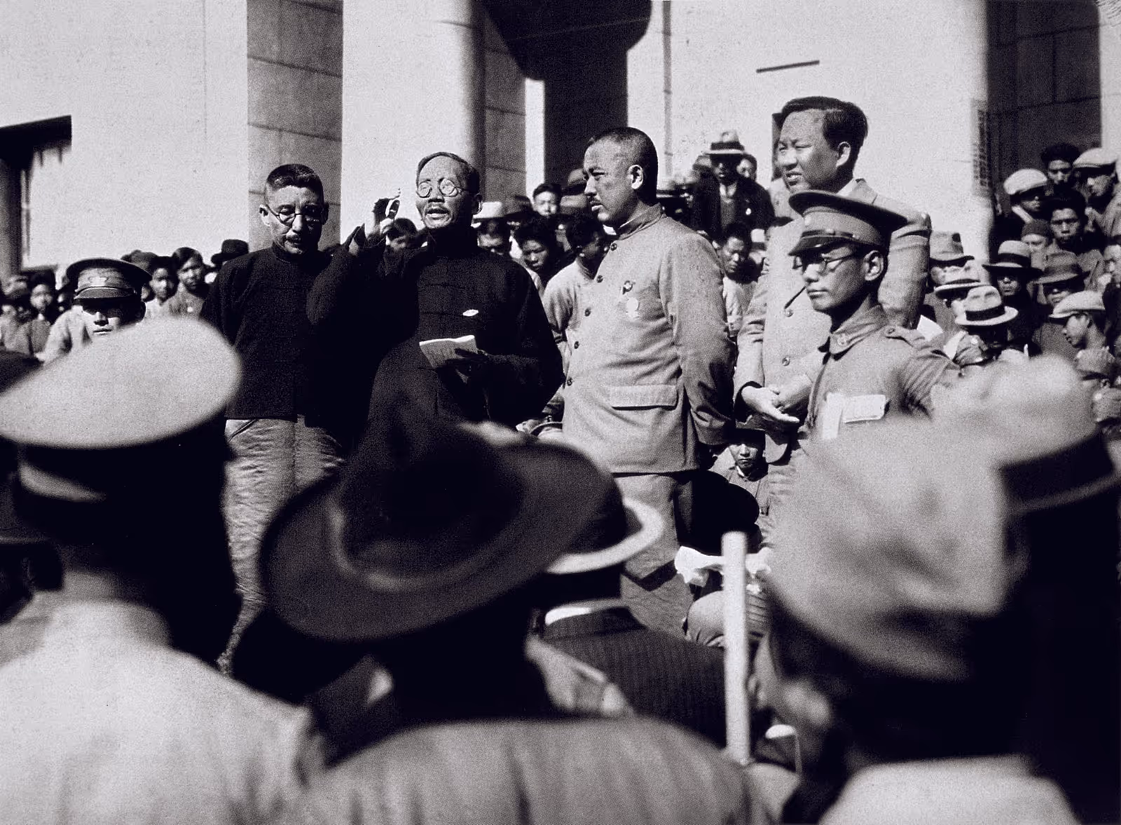 1934 年，蔡元培出面安抚包围国民党中央党部的青年学生