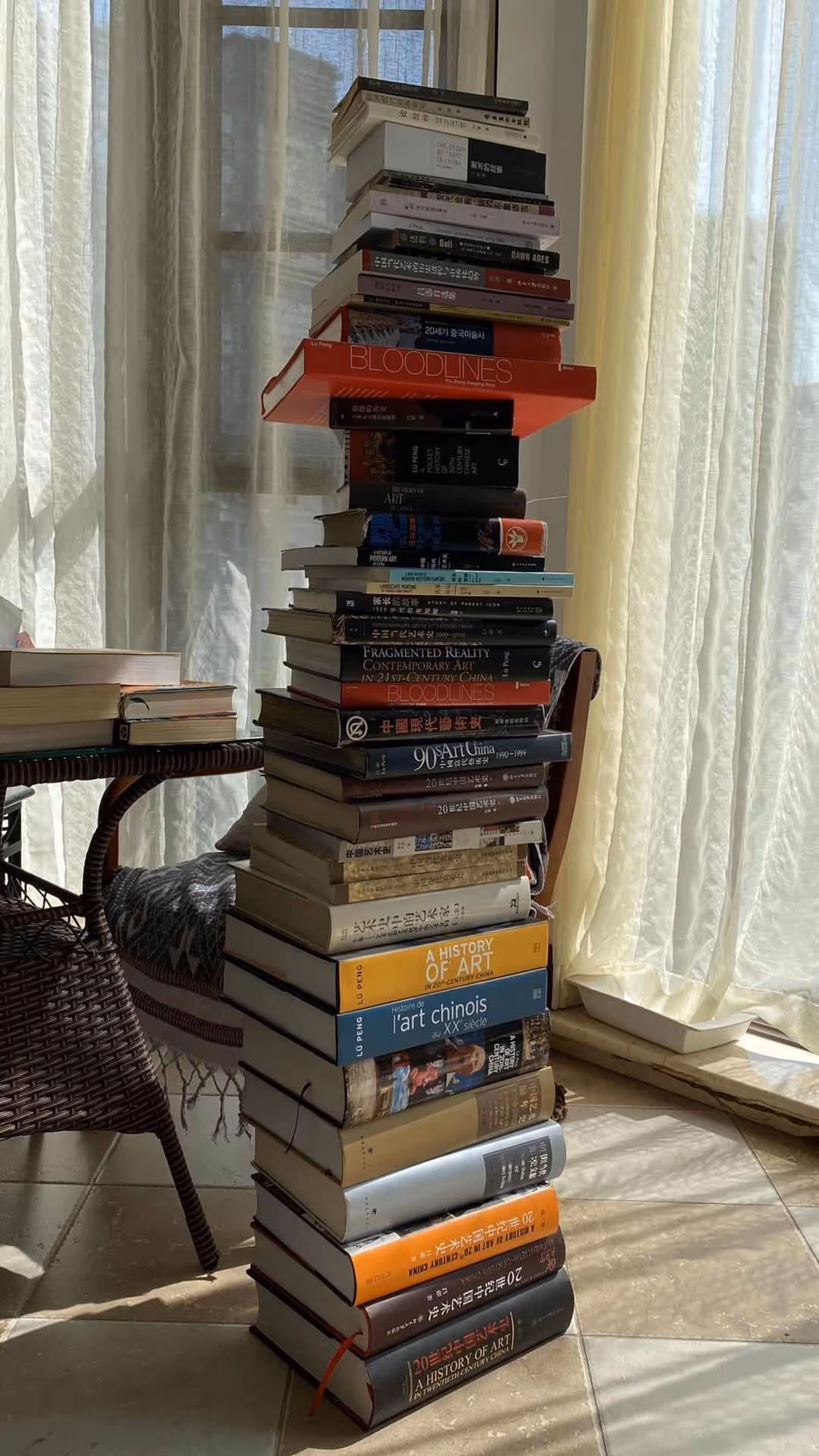 吕澎教授出版的著作摞起来已经超过了他的身高